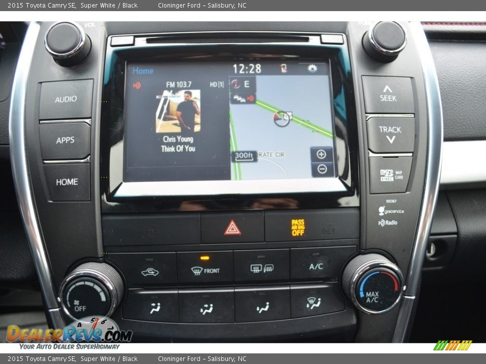 2015 Toyota Camry SE Super White / Black Photo #18