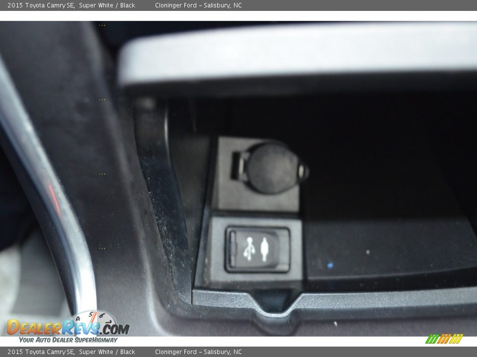 2015 Toyota Camry SE Super White / Black Photo #22