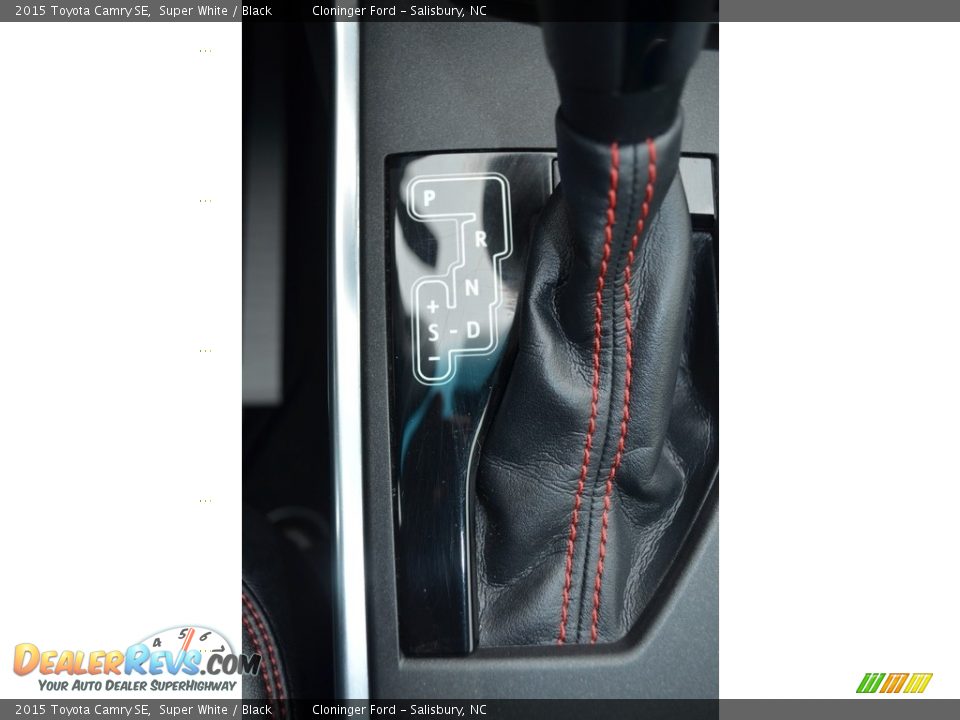 2015 Toyota Camry SE Super White / Black Photo #23