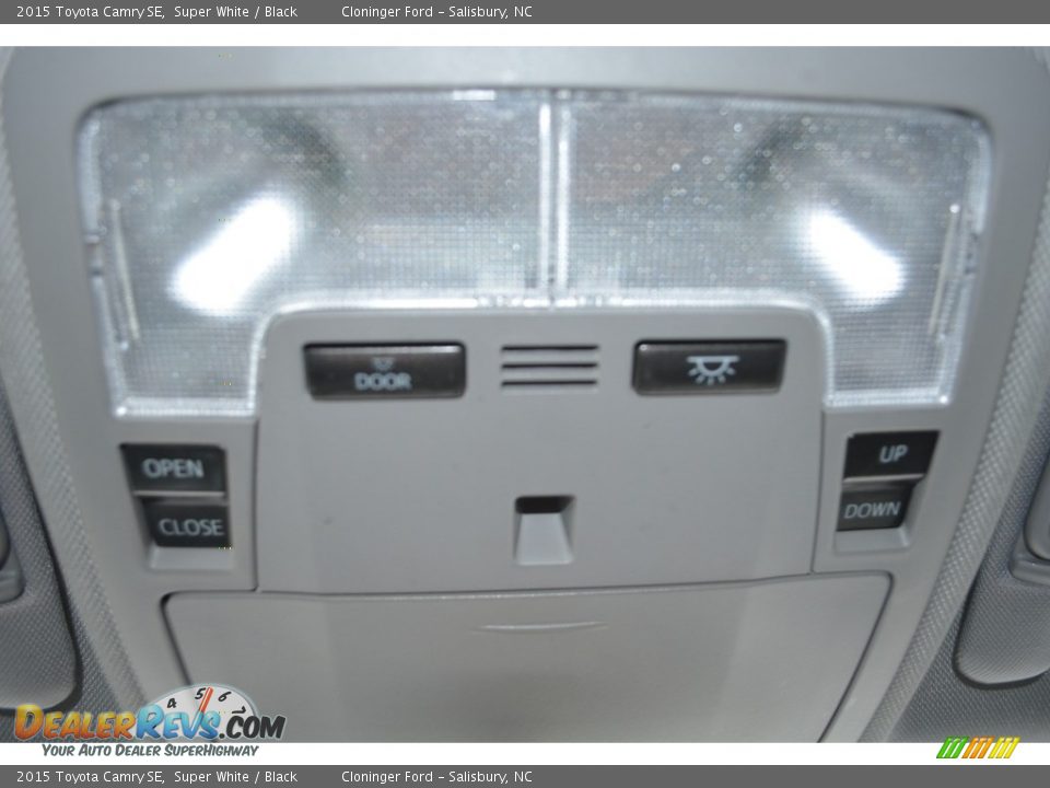 2015 Toyota Camry SE Super White / Black Photo #26