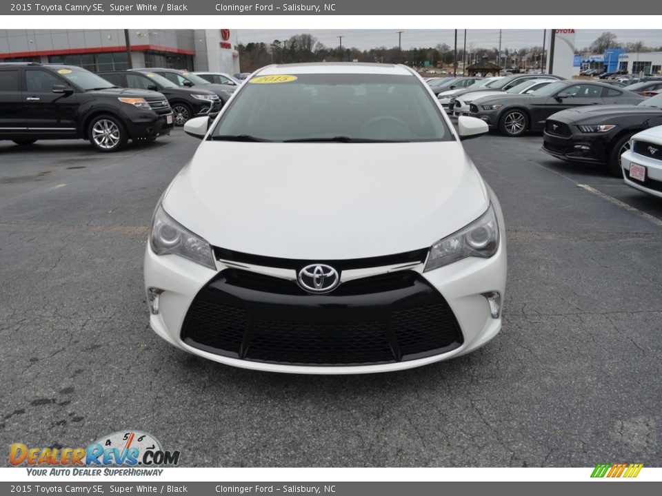 2015 Toyota Camry SE Super White / Black Photo #28