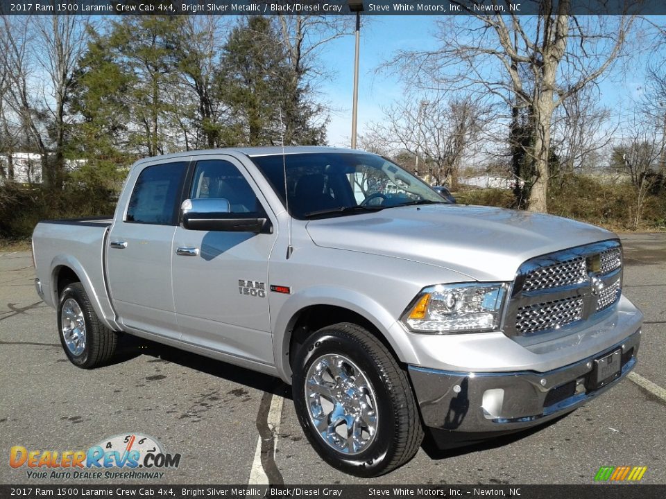 Front 3/4 View of 2017 Ram 1500 Laramie Crew Cab 4x4 Photo #4