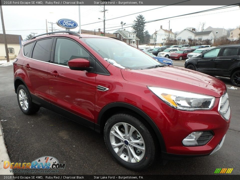 Front 3/4 View of 2018 Ford Escape SE 4WD Photo #3