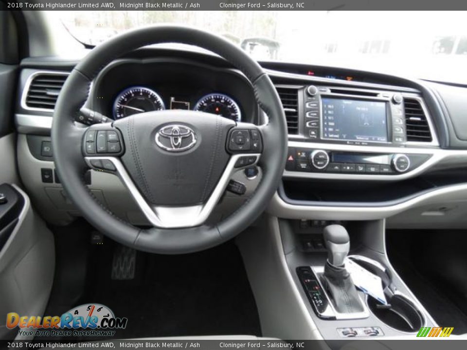 Dashboard of 2018 Toyota Highlander Limited AWD Photo #5