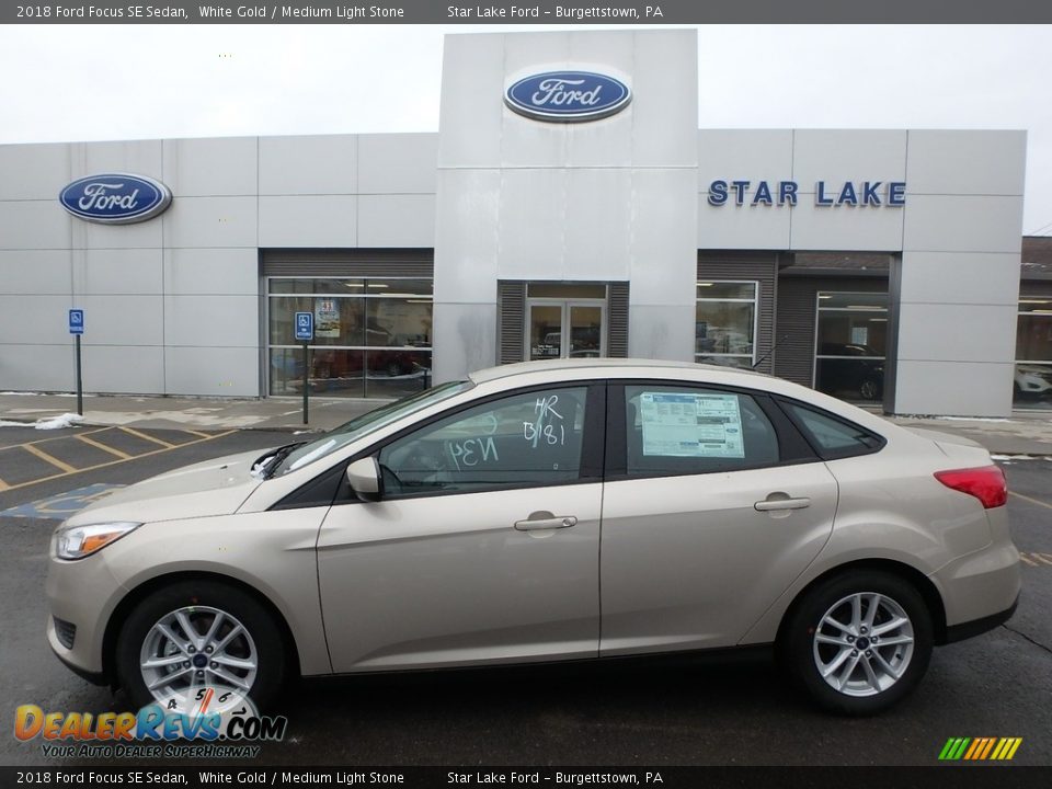 2018 Ford Focus SE Sedan White Gold / Medium Light Stone Photo #1