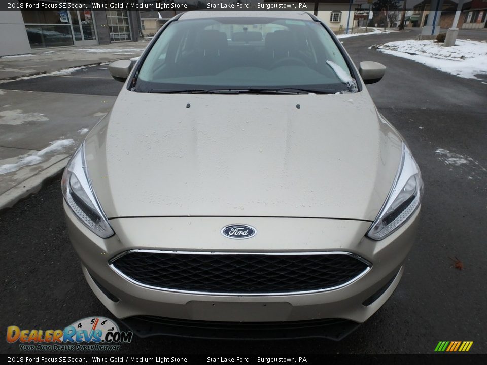 2018 Ford Focus SE Sedan White Gold / Medium Light Stone Photo #2