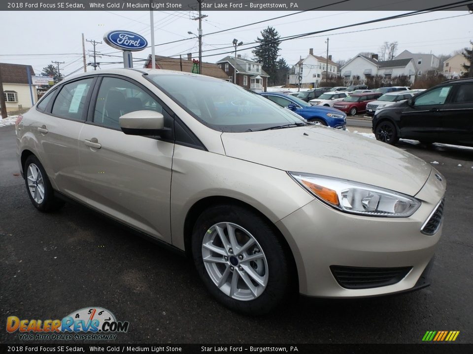Front 3/4 View of 2018 Ford Focus SE Sedan Photo #3