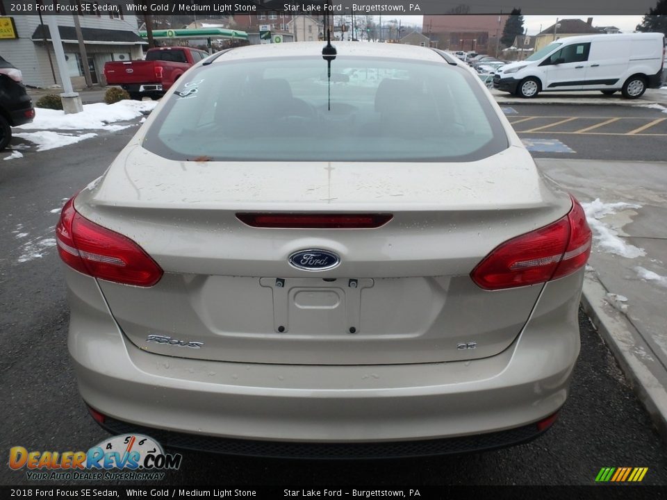 2018 Ford Focus SE Sedan White Gold / Medium Light Stone Photo #6