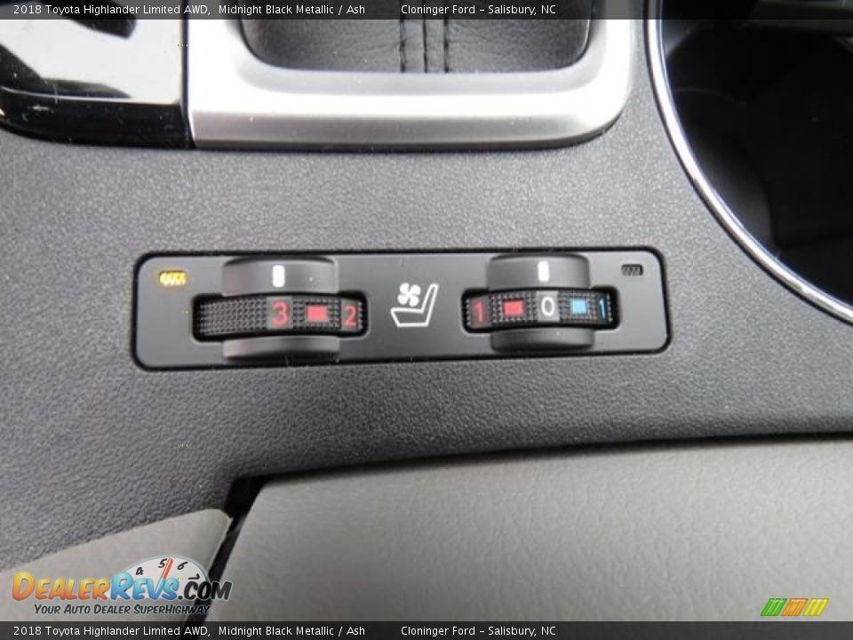 Controls of 2018 Toyota Highlander Limited AWD Photo #18