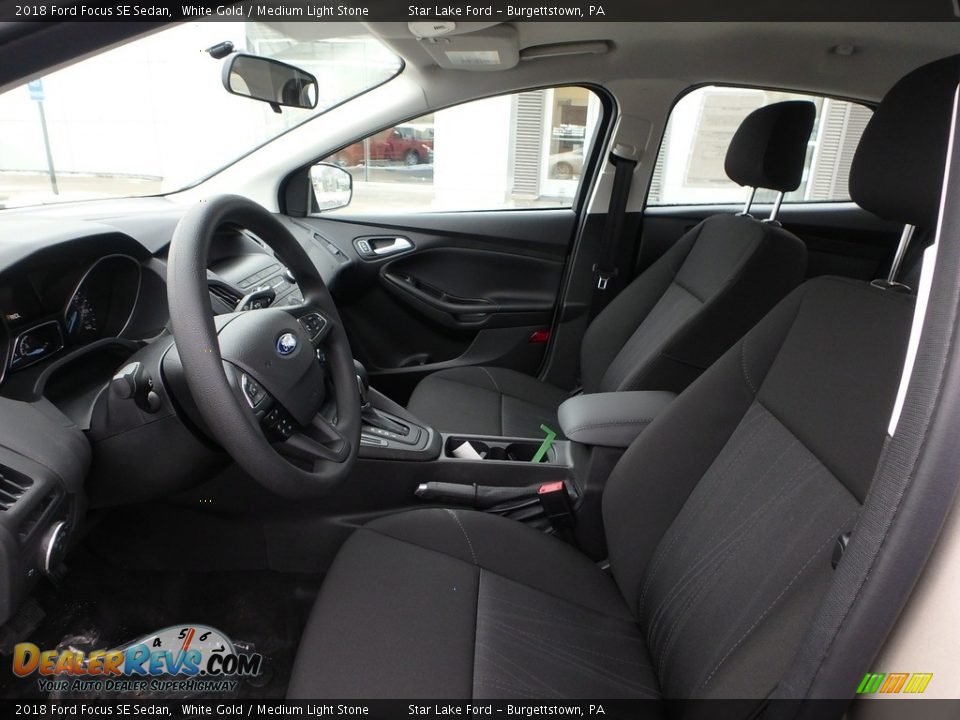2018 Ford Focus SE Sedan White Gold / Medium Light Stone Photo #9