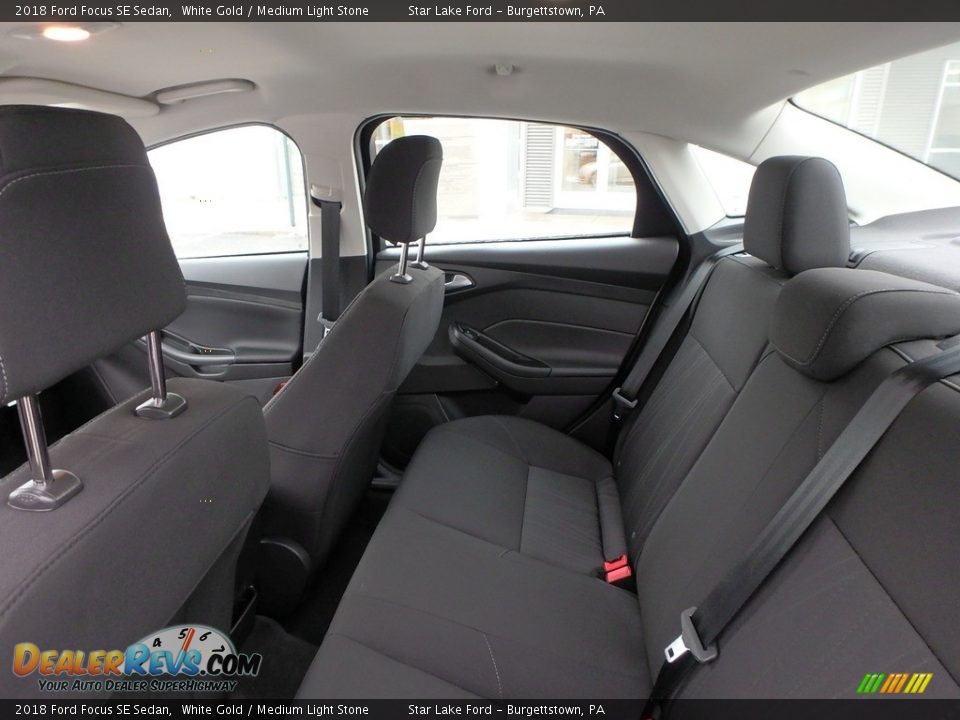 2018 Ford Focus SE Sedan White Gold / Medium Light Stone Photo #10