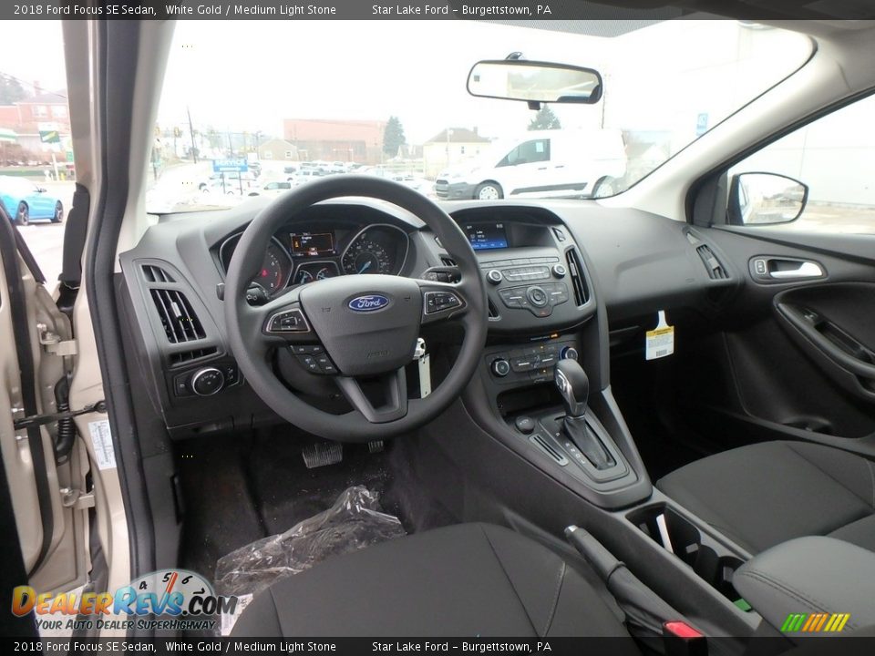 2018 Ford Focus SE Sedan White Gold / Medium Light Stone Photo #11