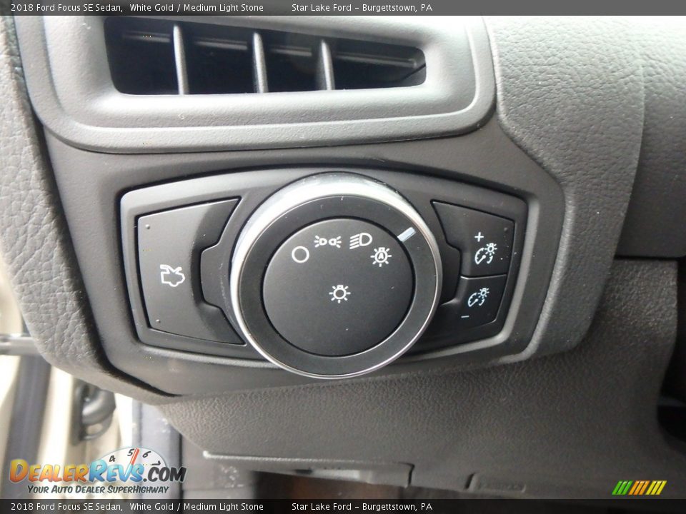2018 Ford Focus SE Sedan White Gold / Medium Light Stone Photo #14