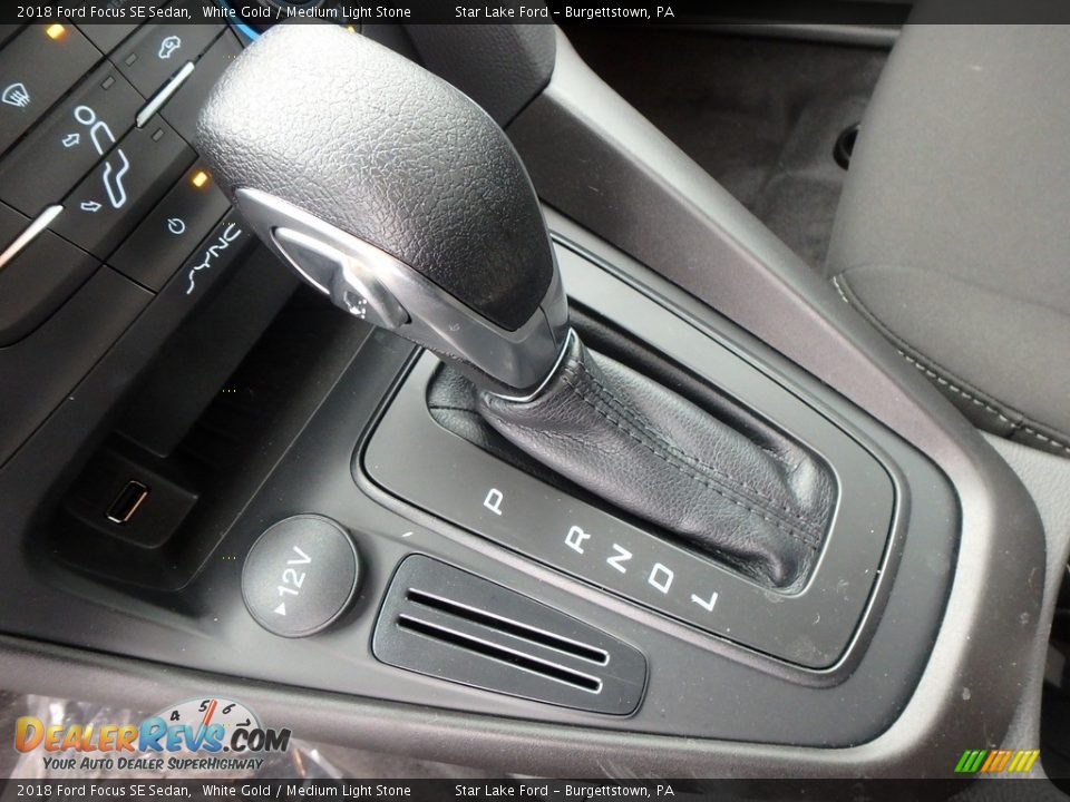 2018 Ford Focus SE Sedan White Gold / Medium Light Stone Photo #15