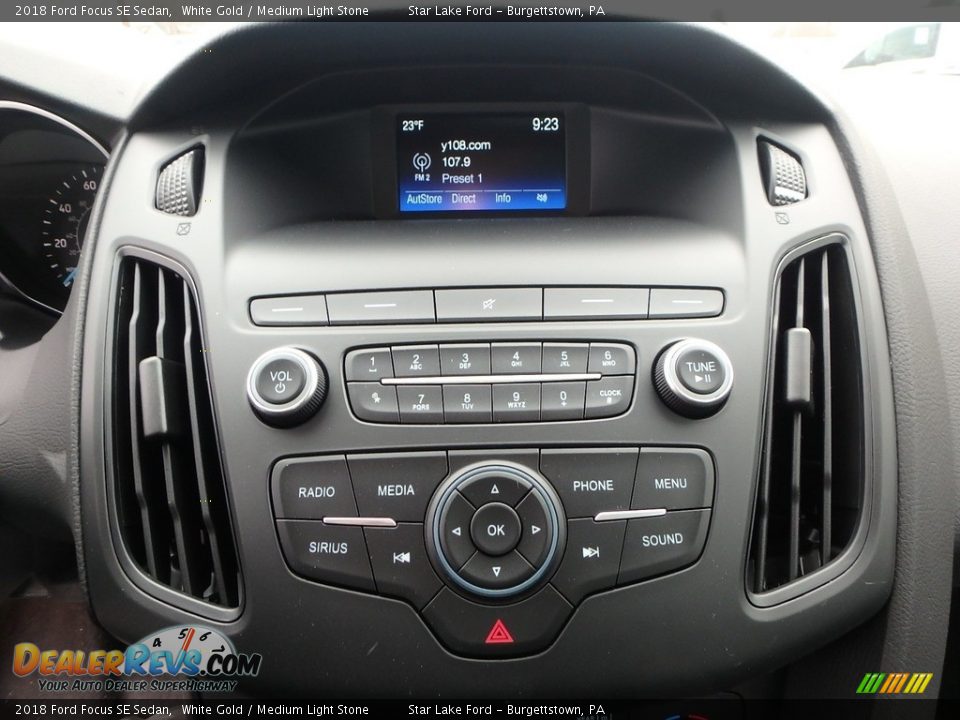 2018 Ford Focus SE Sedan White Gold / Medium Light Stone Photo #17