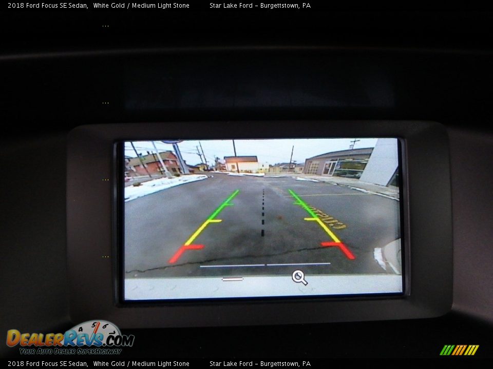 2018 Ford Focus SE Sedan White Gold / Medium Light Stone Photo #18