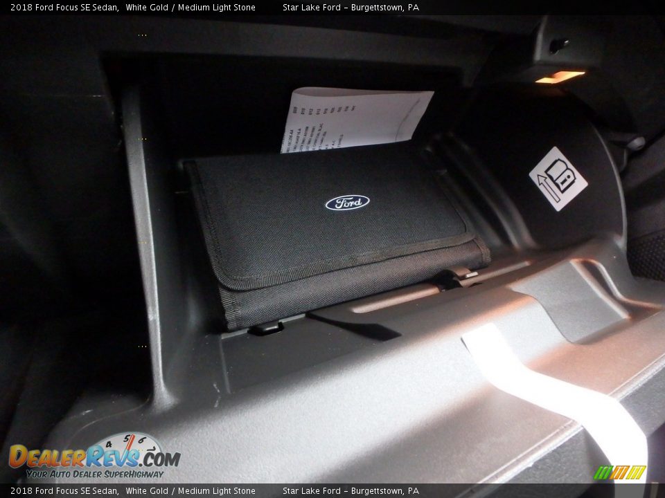 2018 Ford Focus SE Sedan White Gold / Medium Light Stone Photo #19