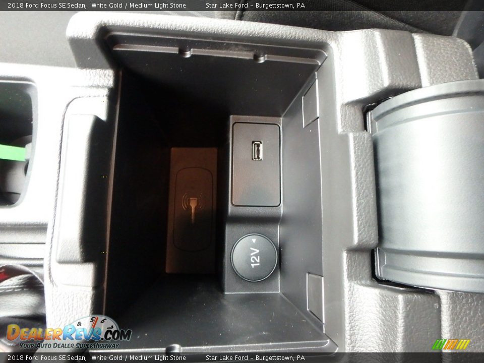 2018 Ford Focus SE Sedan White Gold / Medium Light Stone Photo #20