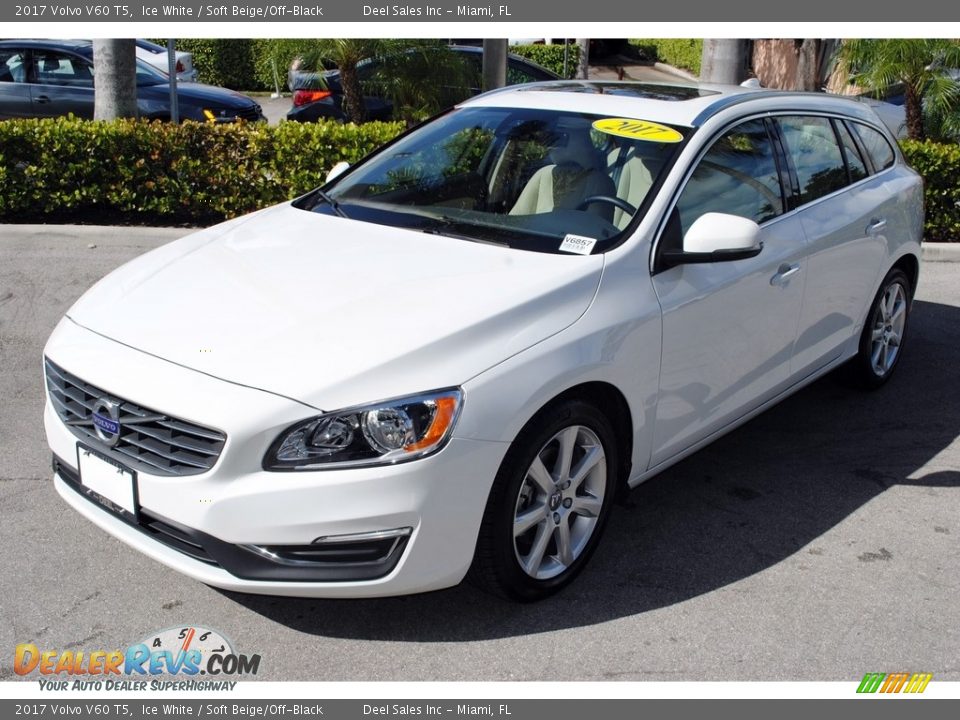 Front 3/4 View of 2017 Volvo V60 T5 Photo #4