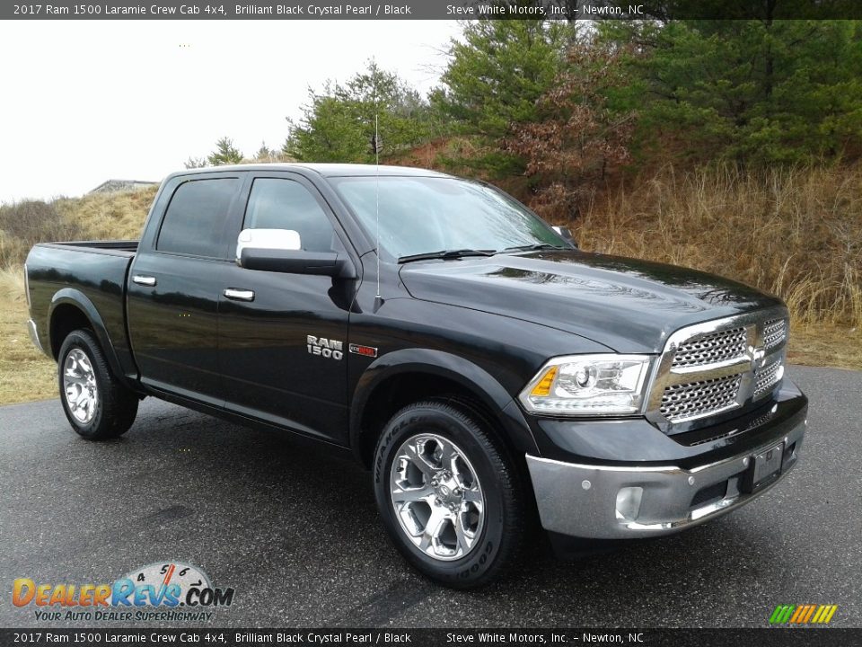 Front 3/4 View of 2017 Ram 1500 Laramie Crew Cab 4x4 Photo #4