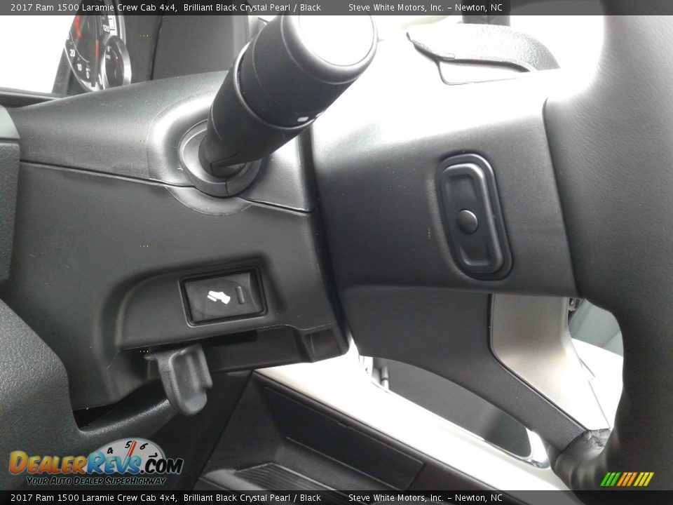 2017 Ram 1500 Laramie Crew Cab 4x4 Brilliant Black Crystal Pearl / Black Photo #15