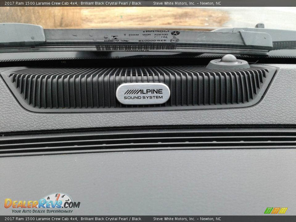 2017 Ram 1500 Laramie Crew Cab 4x4 Brilliant Black Crystal Pearl / Black Photo #33