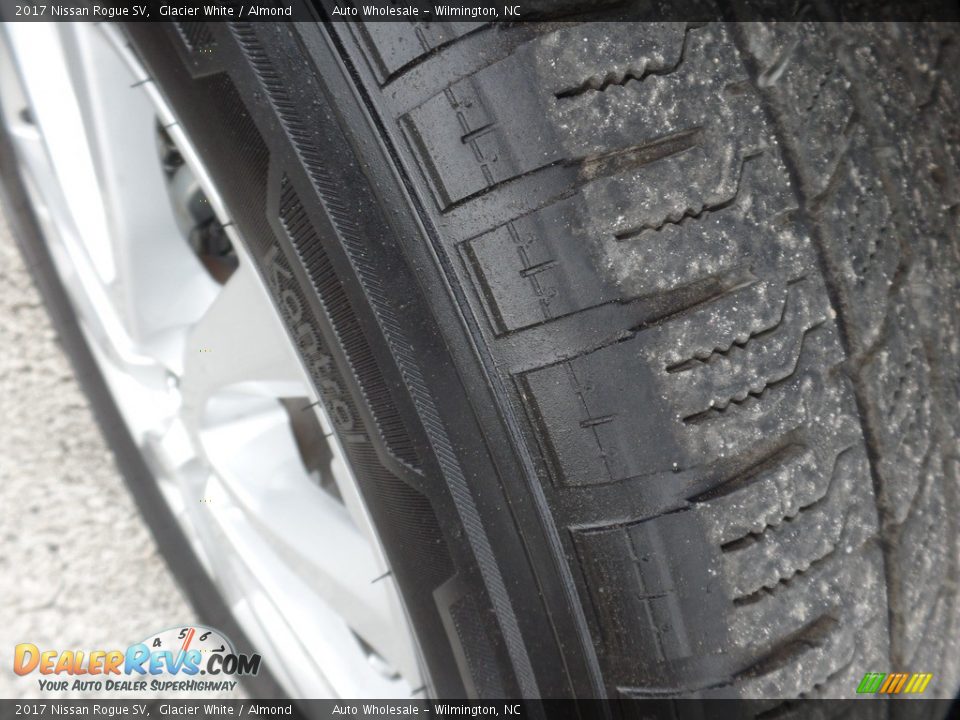 2017 Nissan Rogue SV Glacier White / Almond Photo #8