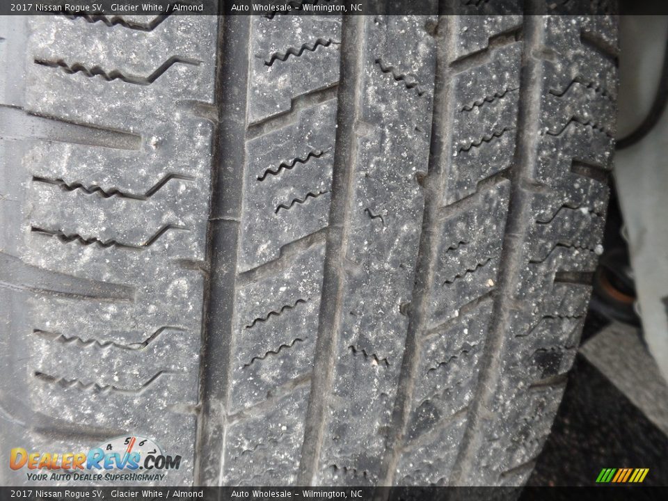 2017 Nissan Rogue SV Glacier White / Almond Photo #9