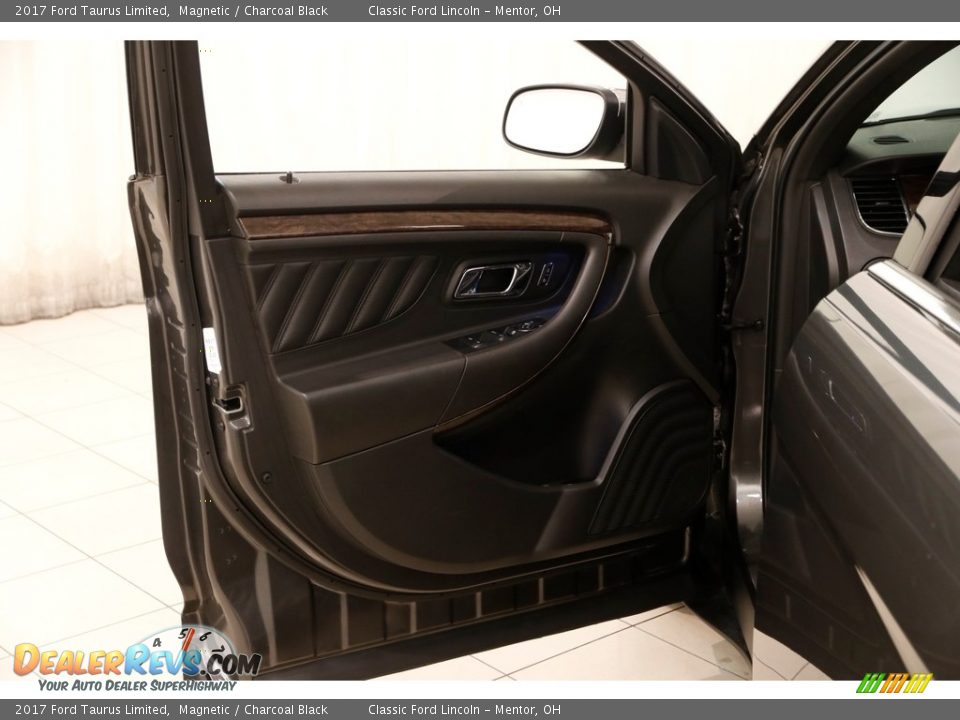 Door Panel of 2017 Ford Taurus Limited Photo #4