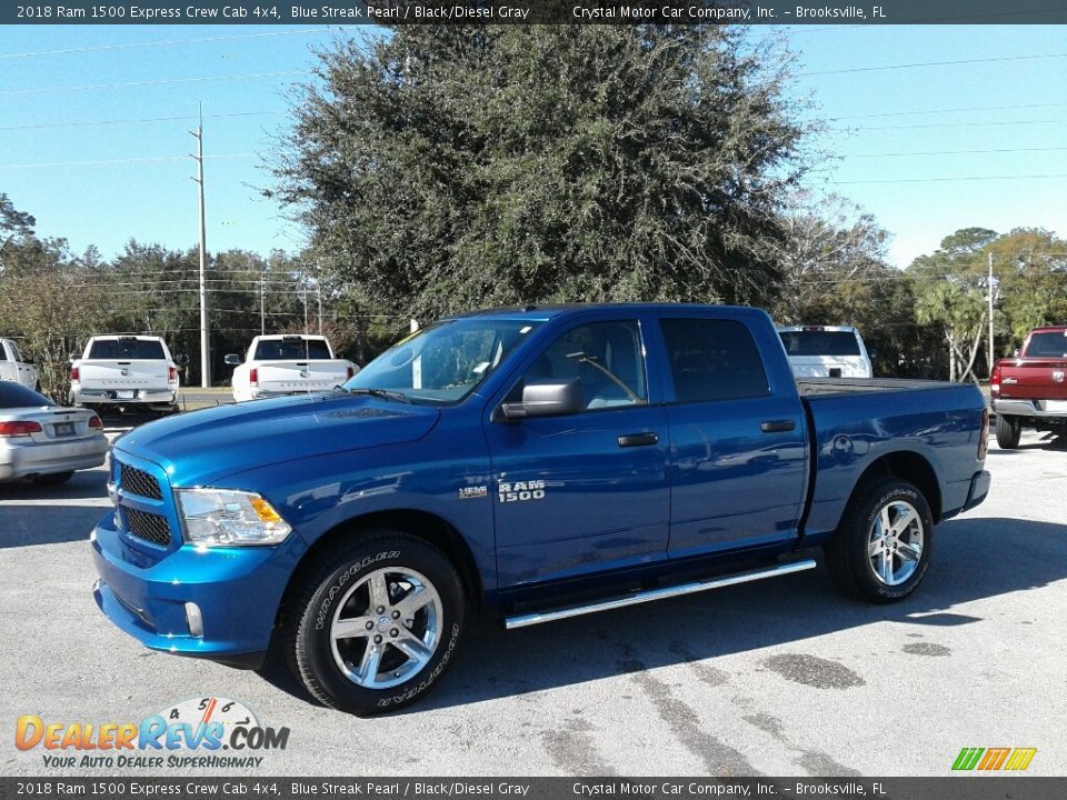 Front 3/4 View of 2018 Ram 1500 Express Crew Cab 4x4 Photo #1