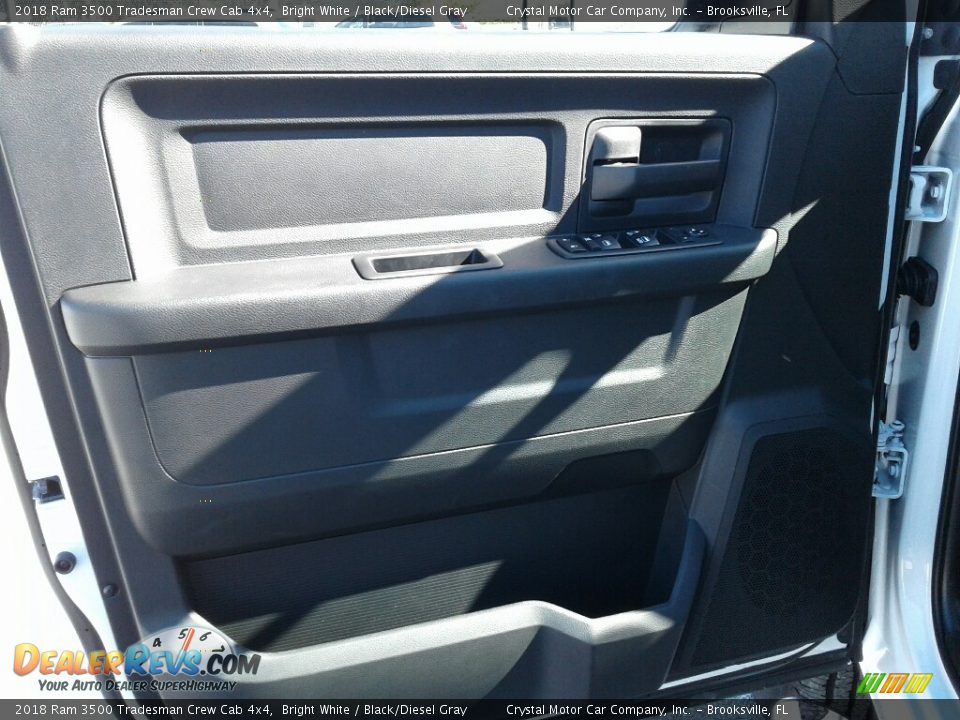 2018 Ram 3500 Tradesman Crew Cab 4x4 Bright White / Black/Diesel Gray Photo #17