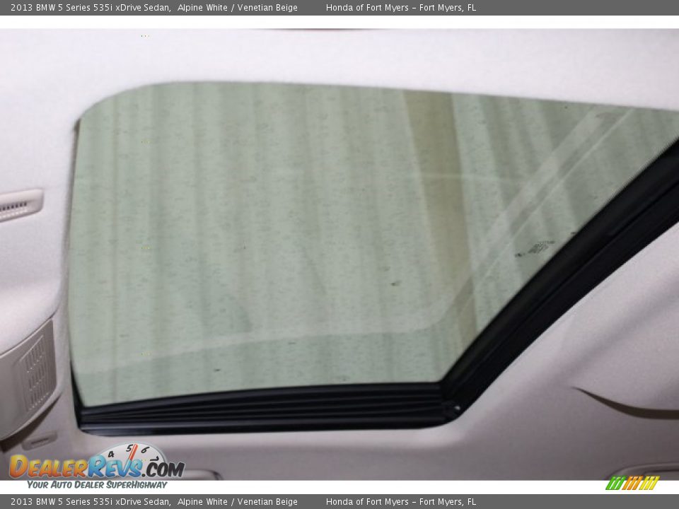 2013 BMW 5 Series 535i xDrive Sedan Alpine White / Venetian Beige Photo #18