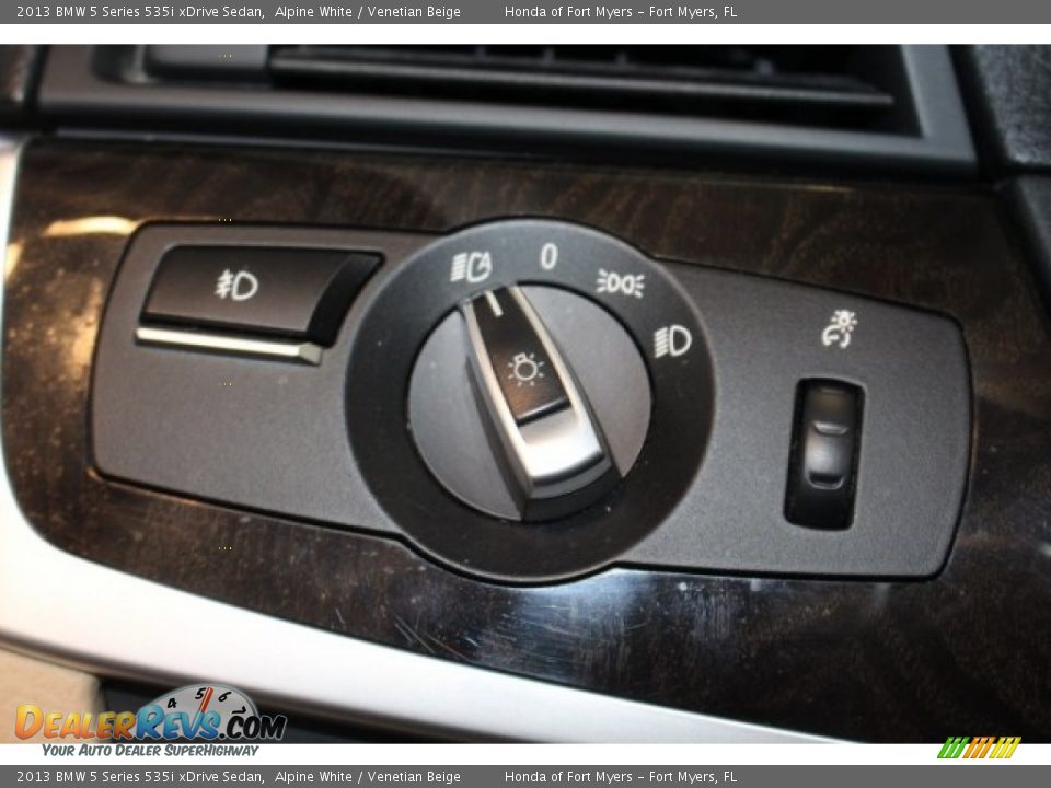 2013 BMW 5 Series 535i xDrive Sedan Alpine White / Venetian Beige Photo #19