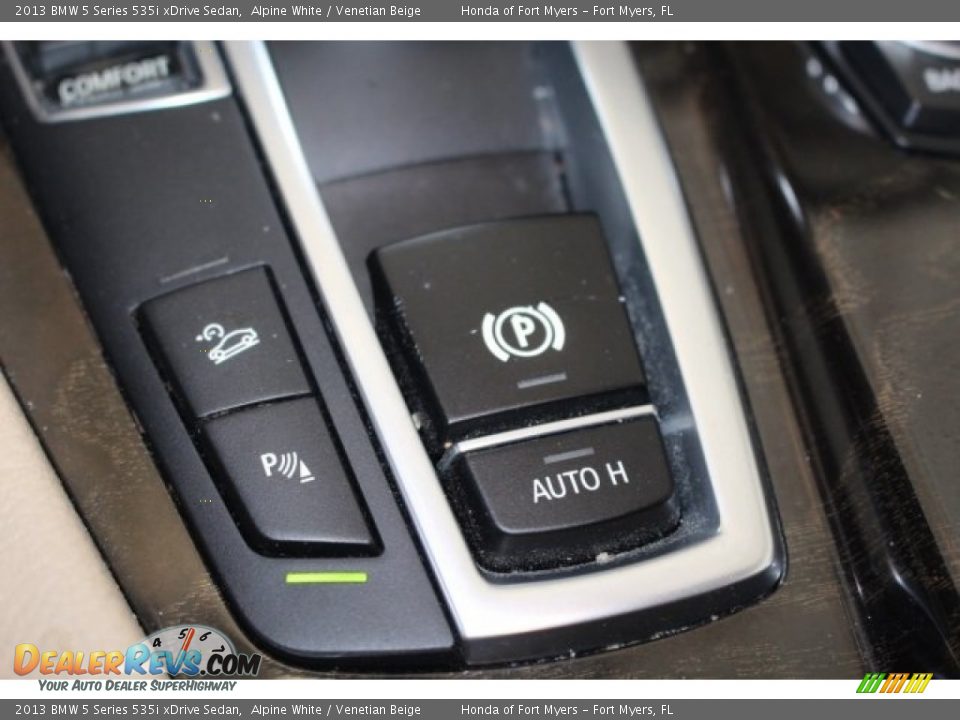 2013 BMW 5 Series 535i xDrive Sedan Alpine White / Venetian Beige Photo #30
