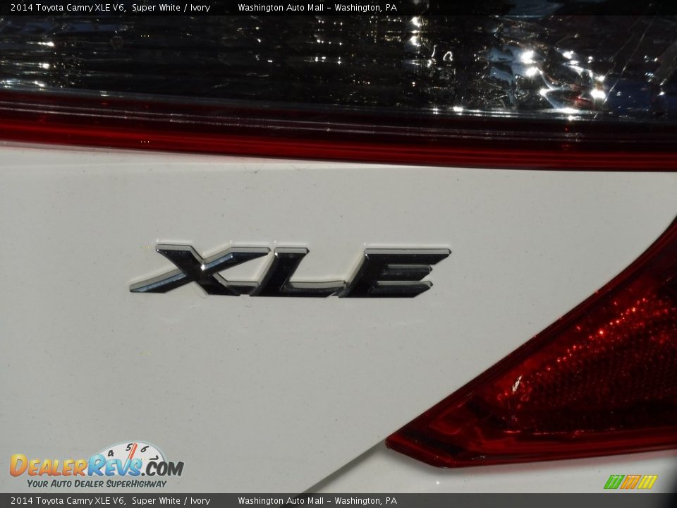 2014 Toyota Camry XLE V6 Super White / Ivory Photo #11