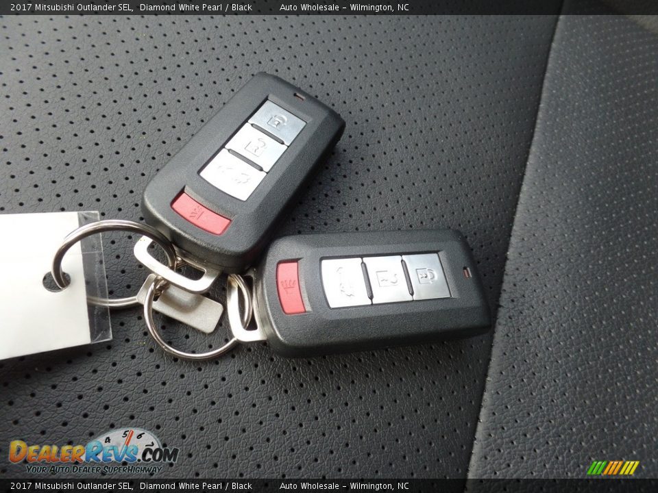 Keys of 2017 Mitsubishi Outlander SEL Photo #20