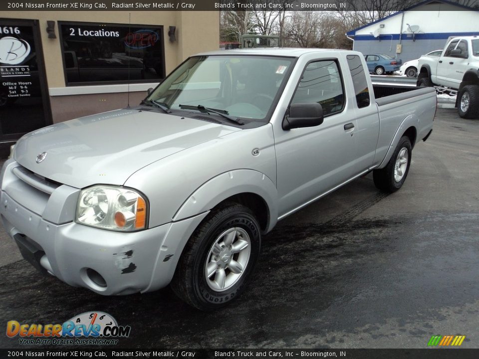2004 Nissan Frontier XE King Cab Radiant Silver Metallic / Gray Photo #2