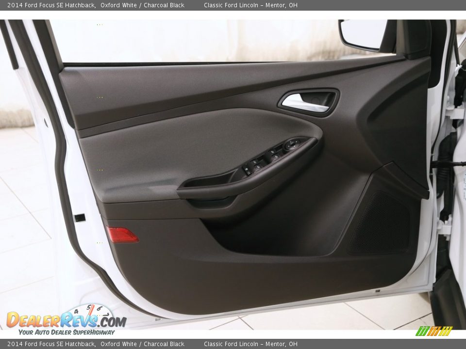 2014 Ford Focus SE Hatchback Oxford White / Charcoal Black Photo #4