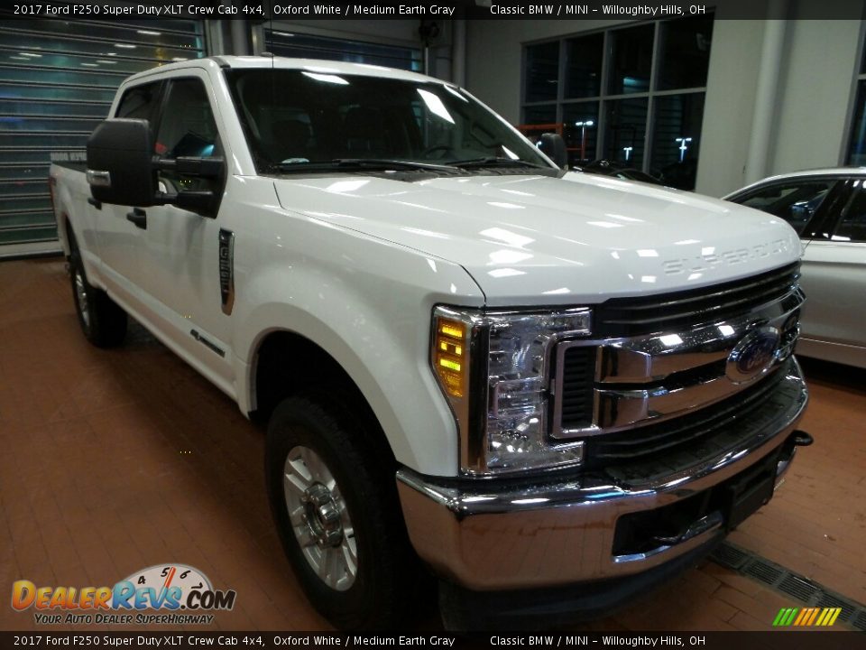2017 Ford F250 Super Duty XLT Crew Cab 4x4 Oxford White / Medium Earth Gray Photo #1