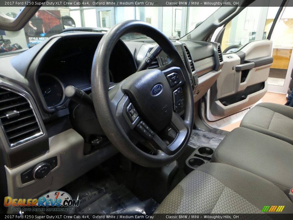 2017 Ford F250 Super Duty XLT Crew Cab 4x4 Oxford White / Medium Earth Gray Photo #5