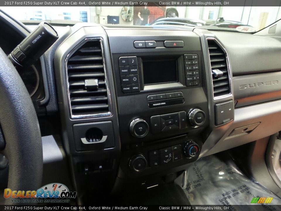 2017 Ford F250 Super Duty XLT Crew Cab 4x4 Oxford White / Medium Earth Gray Photo #6