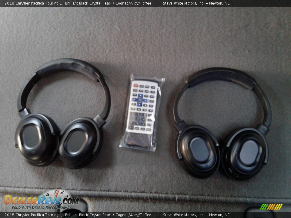 2018 Chrysler Pacifica Touring L Brilliant Black Crystal Pearl / Cognac/Alloy/Toffee Photo #35