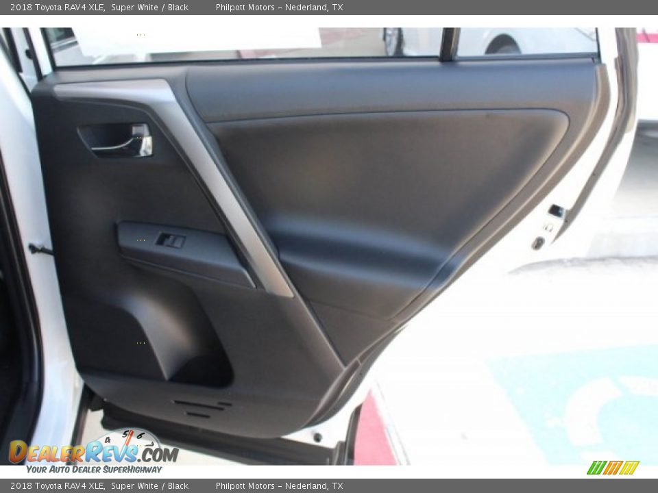 2018 Toyota RAV4 XLE Super White / Black Photo #27