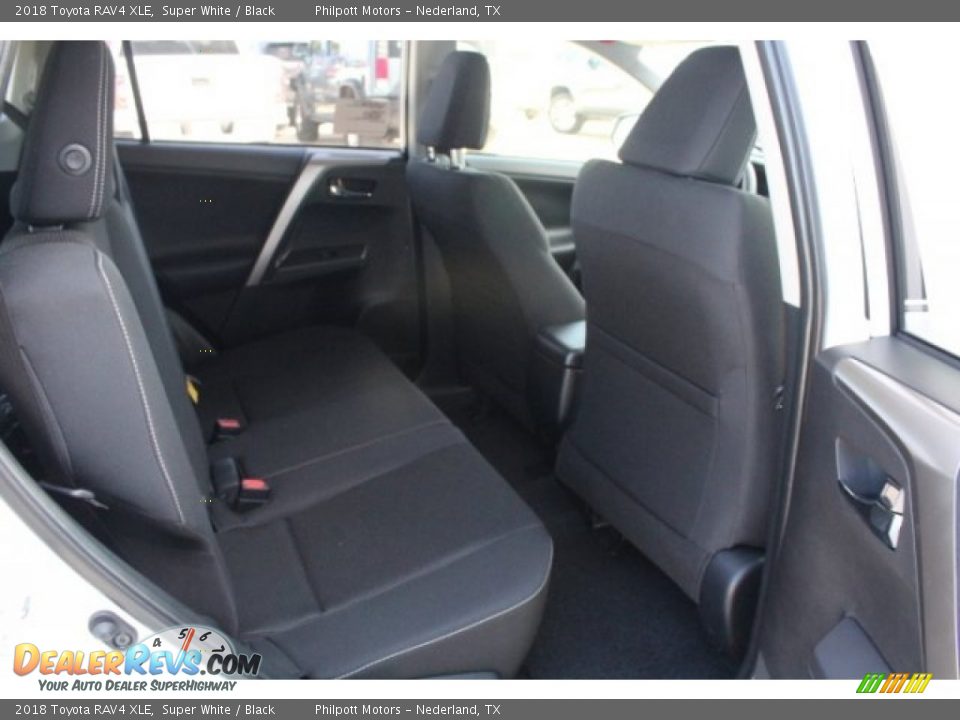 2018 Toyota RAV4 XLE Super White / Black Photo #28