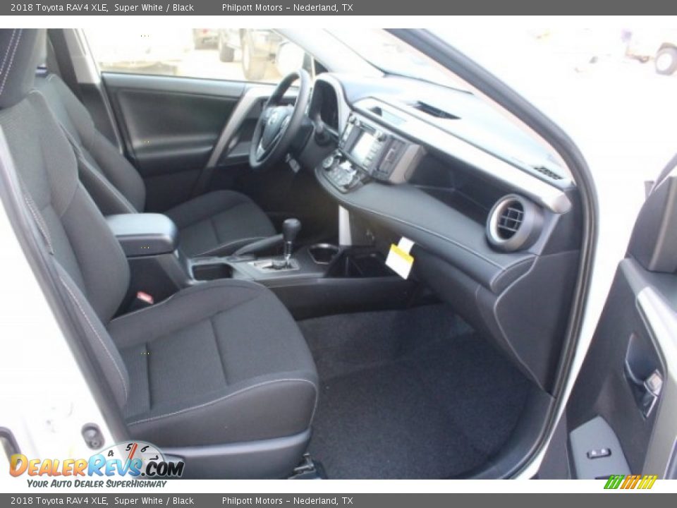 2018 Toyota RAV4 XLE Super White / Black Photo #31