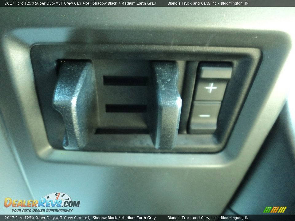 2017 Ford F250 Super Duty XLT Crew Cab 4x4 Shadow Black / Medium Earth Gray Photo #21