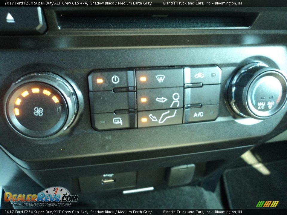 2017 Ford F250 Super Duty XLT Crew Cab 4x4 Shadow Black / Medium Earth Gray Photo #24