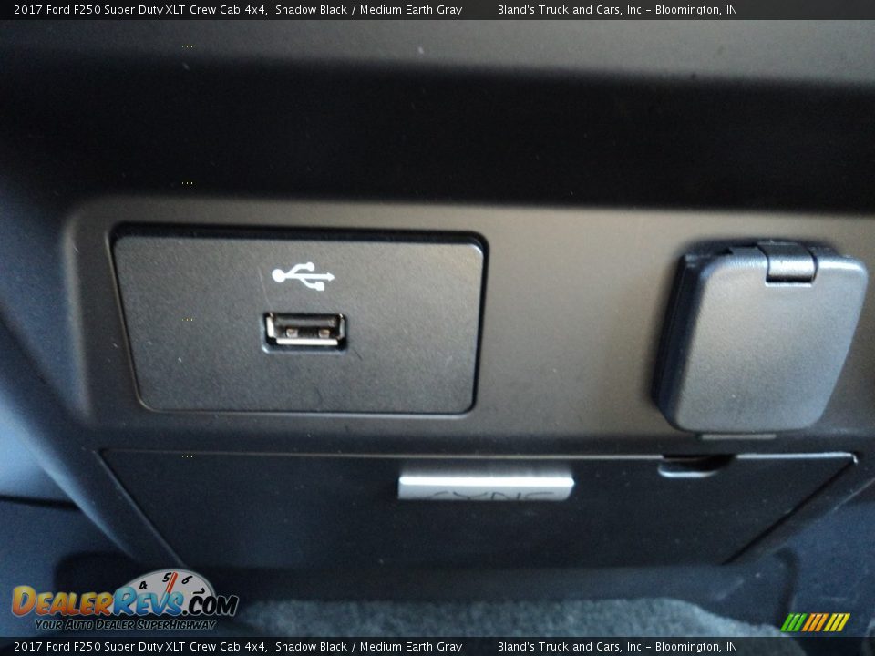 2017 Ford F250 Super Duty XLT Crew Cab 4x4 Shadow Black / Medium Earth Gray Photo #25