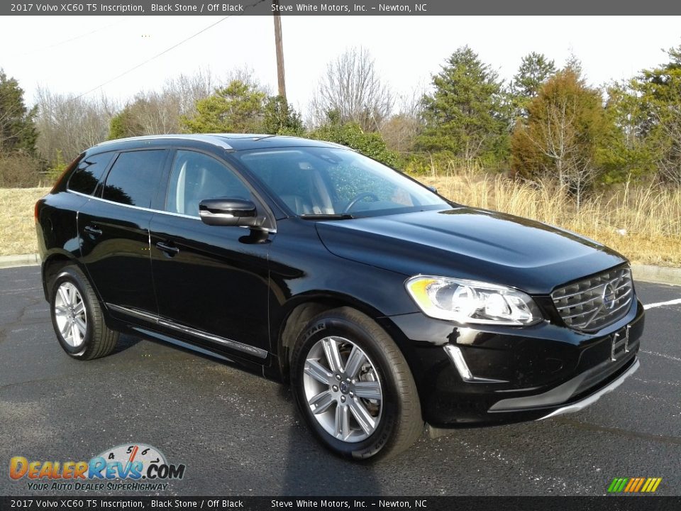 Front 3/4 View of 2017 Volvo XC60 T5 Inscription Photo #4