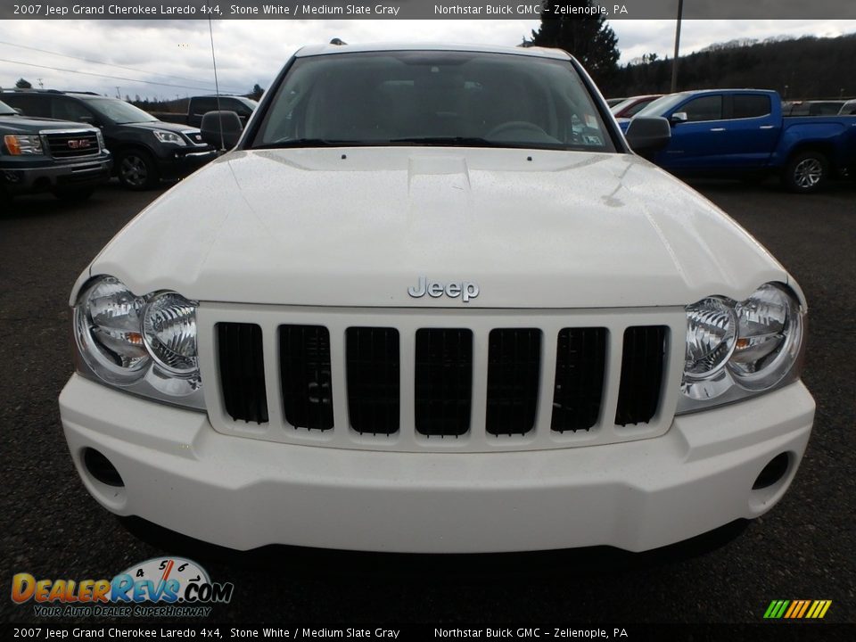 2007 Jeep Grand Cherokee Laredo 4x4 Stone White / Medium Slate Gray Photo #2
